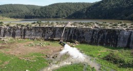 Tarihi bentte biriken su, kuruma tehlikesi geçiren Sazlıdere Barajı’na aktarılıyor