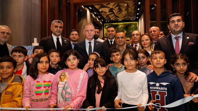 İstanbul Valisi Gül, depremzede çocukların resim sergisine katıldı