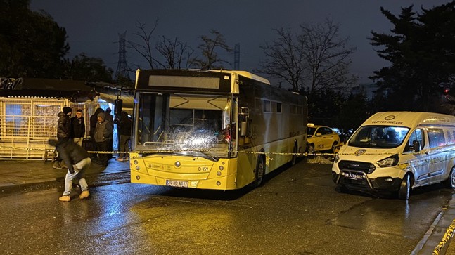 Kayan İETT otobüsünü durdurmaya çalışan şoför ezilerek ağır yaralandı