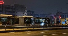 Metrobüs şoförü, reklam panosuna çarptı