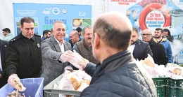 Sultangazi’de düzenlenen Rize Tanıtım ve Hamsi Festivali’nde 3 ton hamsi dağıtıldı