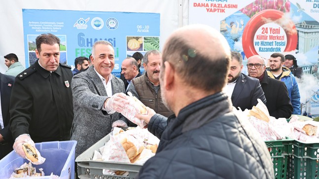 Sultangazi’de düzenlenen Rize Tanıtım ve Hamsi Festivali’nde 3 ton hamsi dağıtıldı