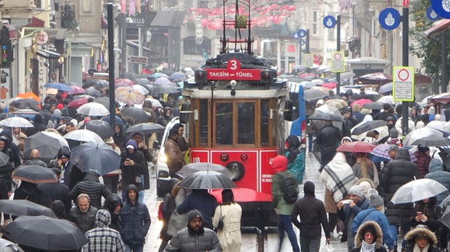 Yoğun yağmura rağmen şemsiyeler İstiklal Caddesi’ne ayrı bir güzellik kattı