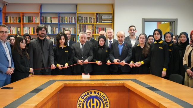 Yenilenip kapasitesi artırılan Çekmeköy Şehit Ömer Halisdemir Kız Anadolu İmam-Hatip Lisesi Kütüphanesi açıldı