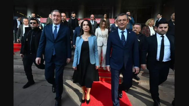 CHP Genel Başkanı Özel, DEM Partisi eş başkanlarını kırmızı halıyla karşıladı