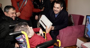 İBB Başkan Adayı Murat Kurum, engelli çocuğu ziyaret etti