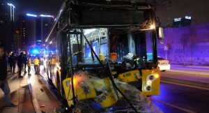 İETT otobüsü park halindeki hafriyat kamyonuna çarptı: 9 yaralı