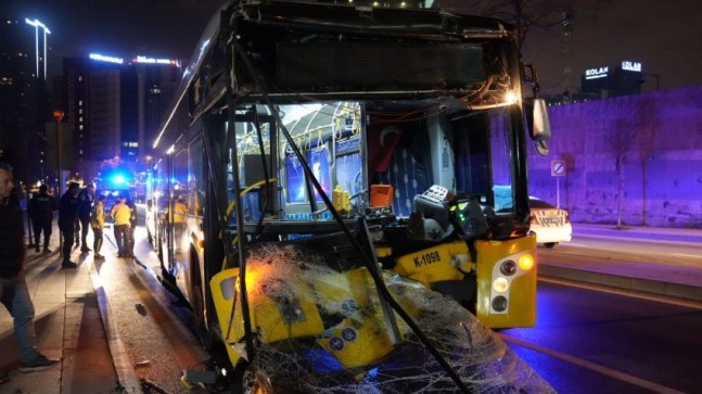 İETT otobüsü park halindeki hafriyat kamyonuna çarptı: 9 yaralı