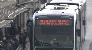 İstanbul’da toplu taşıma araçlarına “Şehitler Ölmez Vatan Bölünmez” yazısı
