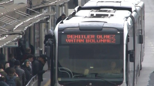 İstanbul’da toplu taşıma araçlarına “Şehitler Ölmez Vatan Bölünmez” yazısı