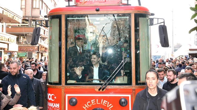 AK Parti İBB Başkan Adayı Kurum, esnaf ziyareti sırasında tramvay sürdü
