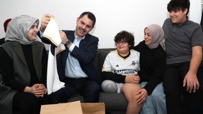 AK Parti İBB Başkan Adayı Murat Kurum’dan depremzede aileye ziyaret