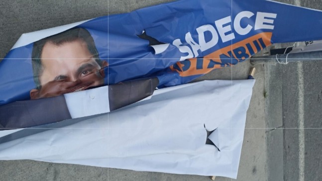 İBB ekipleri İBB Başkan Adayı Murat Kurum’un afişlerini teker teker topladı
