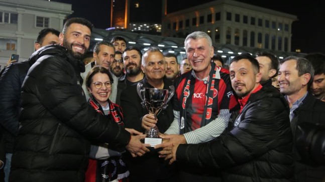 Kadem Başkan Gülsuyuspor’un şampiyonluk kutlamalarına katıldı