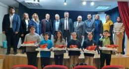Kadıköy’de okullar arası münazara yarışması finalini Hakkı Değer Ortaokulu kazandı