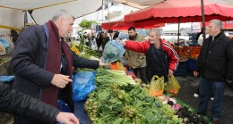 Maltepe Belediye Başkanı Kadem Ekşi, pazar tezgahına geçti, ıspanak sattı