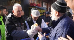 Ümraniye Belediyesi, semt pazarında 2 bin kişiye balık ekmek ikram etti