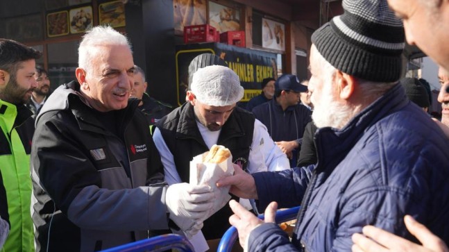 Ümraniye Belediyesi, semt pazarında 2 bin kişiye balık ekmek ikram etti