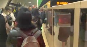 Üsküdar – Çekmeköy metro hattında seferler yapılamadı, vatandaşlar tünelde inip istasyona yürüdü