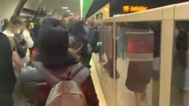 Üsküdar – Çekmeköy metro hattında seferler yapılamadı, vatandaşlar tünelde inip istasyona yürüdü