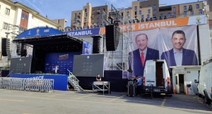 AK Parti İstanbul İl Başkanlığı önüne sahne kuruldu