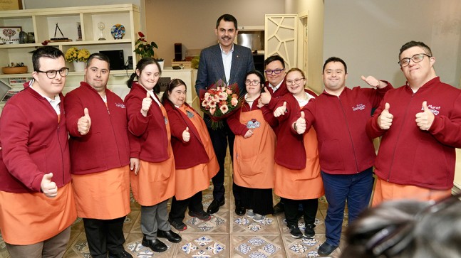 İBB Başkan Adayı Murat Kurum Down Sendromlu gençlerin işlettiği Tebessüm Kahvesi’ni ziyaret etti