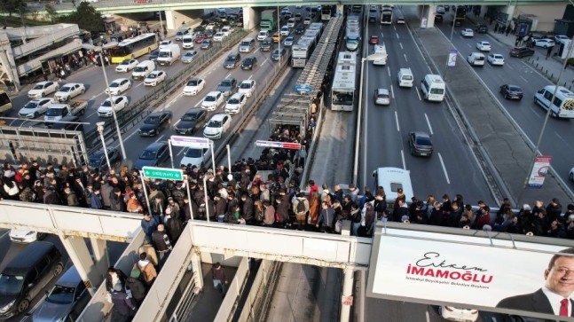 İstanbul’da metrobüs kuyruğuyla denk gelen ‘Tam Yol İleri’ afişi