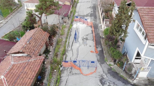 Maltepe Belediyesi çökme meydana gelen yola müdahale etmiyor