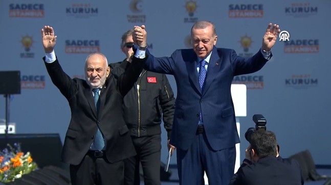 Yeniden Refah’tan istifa edip AK Parti’ye geçen Suat Pamukçu’nun rozetini Erdoğan taktı