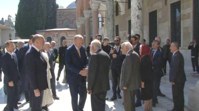 Cumhurbaşkanı Erdoğan Topkapı Sarayı’nda Hırka-i Saadet Dairesi’ni ziyaret etti
