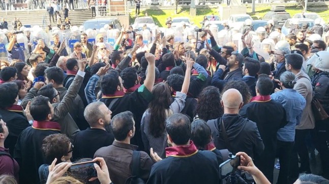 Van’daki başkan değişikliğine ilişkin protesto yapmak isteyen provokatör avukatlara müdahale