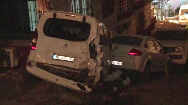 Çekmeköy Belediyesi çöp kamyonu yokuşta geri kayarak kaza yaptı
