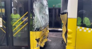 İETT otobüsü, bir başka İETT otobüsüne arkadan çarptı