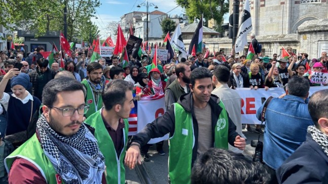 İstanbul’da binlerce kişi ‘Gazze’yi Unutma’ diyerek yürüdü
