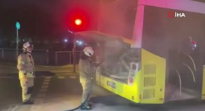 Seyir halinde yanan İETT otobüsünün motorunu itfaiye ekibi söndürdü