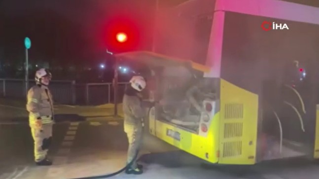 Seyir halinde yanan İETT otobüsünün motorunu itfaiye ekibi söndürdü